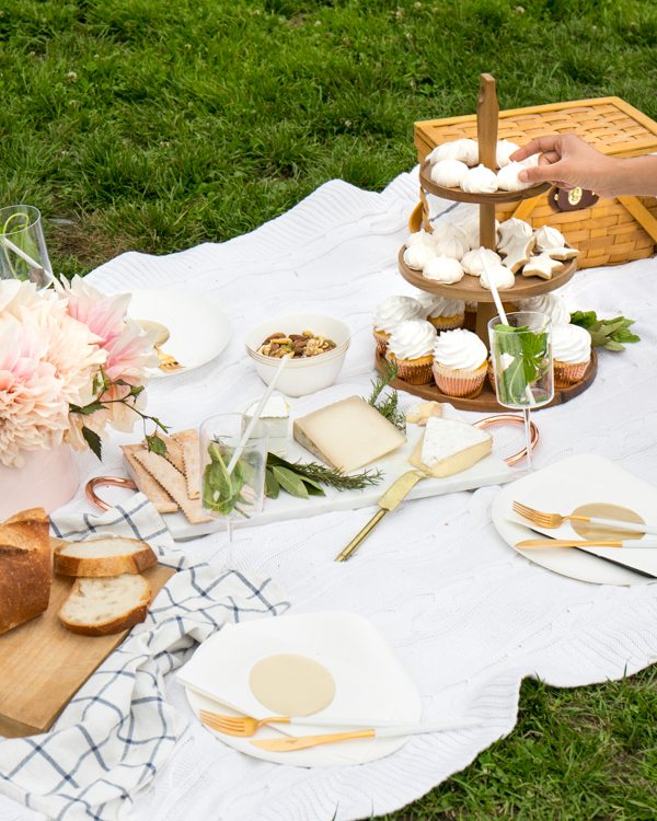 White Labor Day Picnic | Oh Happy Day!