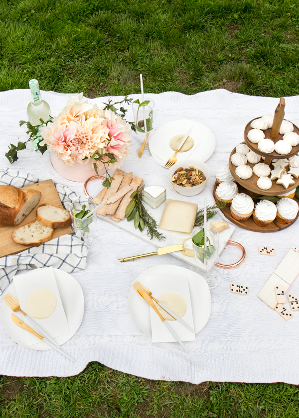 White Labor Day Picnic | Oh Happy Day!